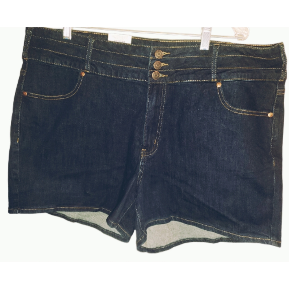 [20] Bottoms Up - 3 Button Stacked Short [NWT]